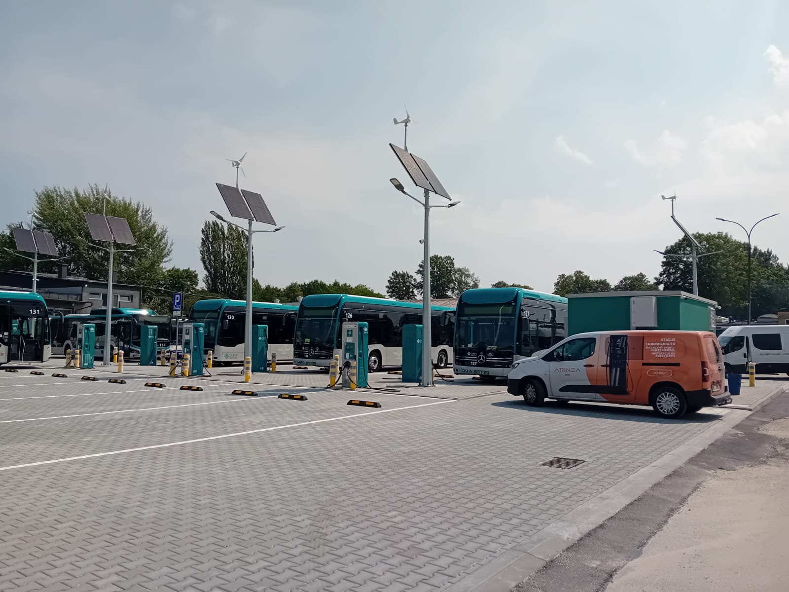 Stacja ładowania dla PKS Rzeszów – trafo, ekologiczne oświetlenie i stacje w kolorach flotowych