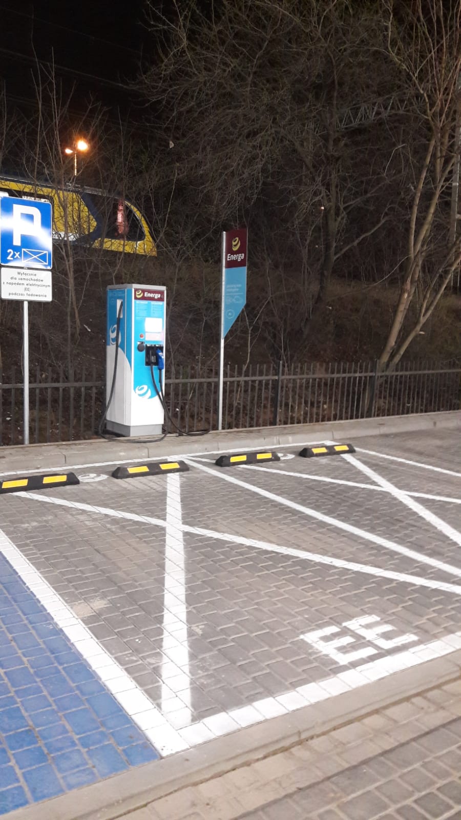 Arinea Wykonanie oznakowania poziomego i pionowego – stacja ładowania EV