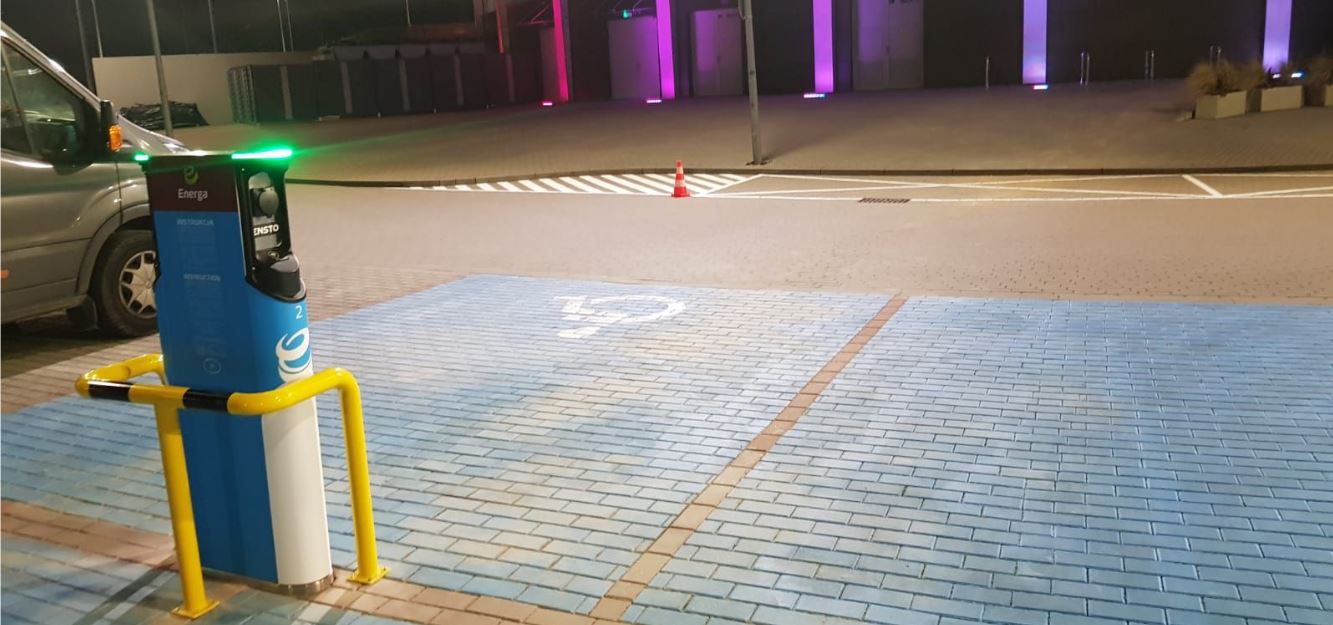 Branding stacji ładowania AC – widok z boku – stacja ładowania EV